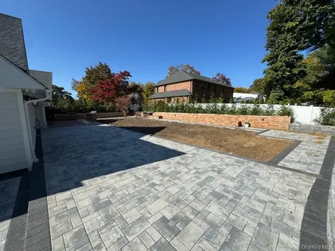 1 Strawberry Lane Roslyn Heights NY 11577