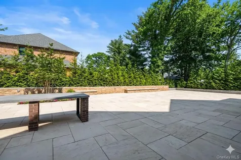1 Strawberry Lane Roslyn Heights NY 11577