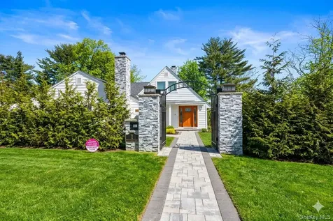 1 Strawberry Lane Roslyn Heights NY 11577