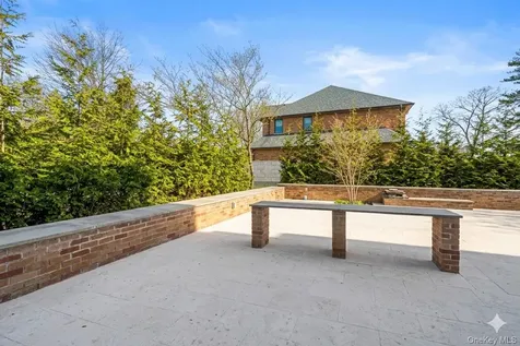 1 Strawberry Lane Roslyn Heights NY 11577