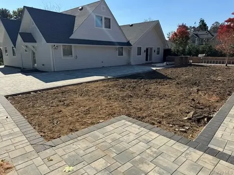 1 Strawberry Lane Roslyn Heights NY 11577