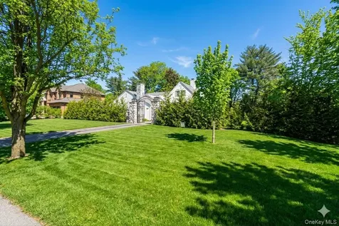 1 Strawberry Lane Roslyn Heights NY 11577