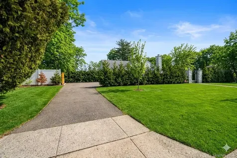 1 Strawberry Lane Roslyn Heights NY 11577