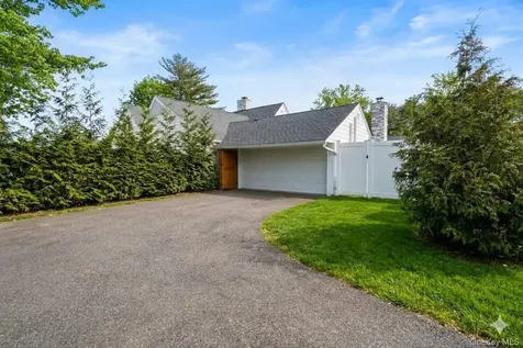 1 Strawberry Lane Roslyn Heights NY 11577