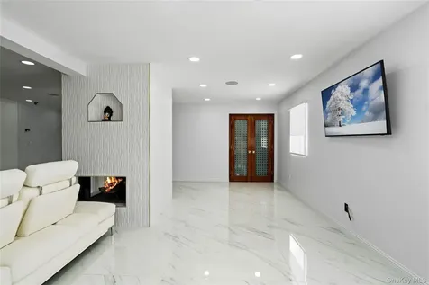 1 Strawberry Lane Roslyn Heights NY 11577