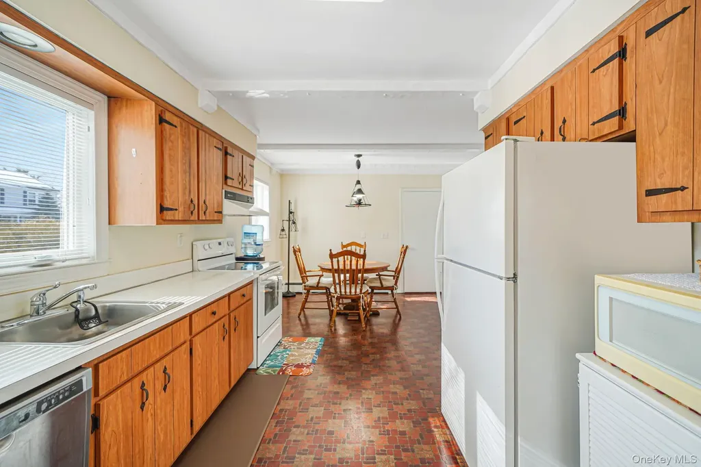 53 Canterbury Lane North Babylon NY 11703