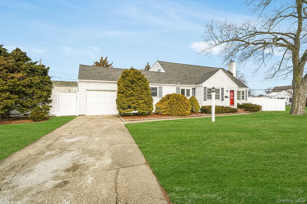 53 Canterbury Lane North Babylon NY 11703