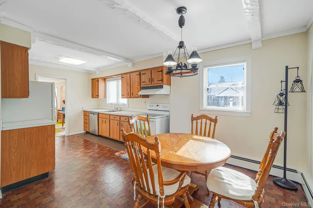 53 Canterbury Lane North Babylon NY 11703