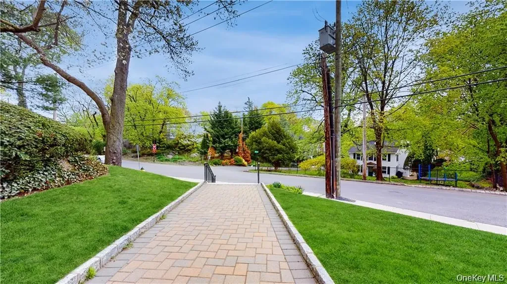 1015 Old Post Road Mamaroneck NY 10543