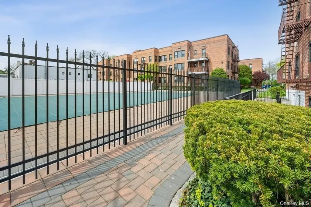 1015 Old Post Road Mamaroneck NY 10543
