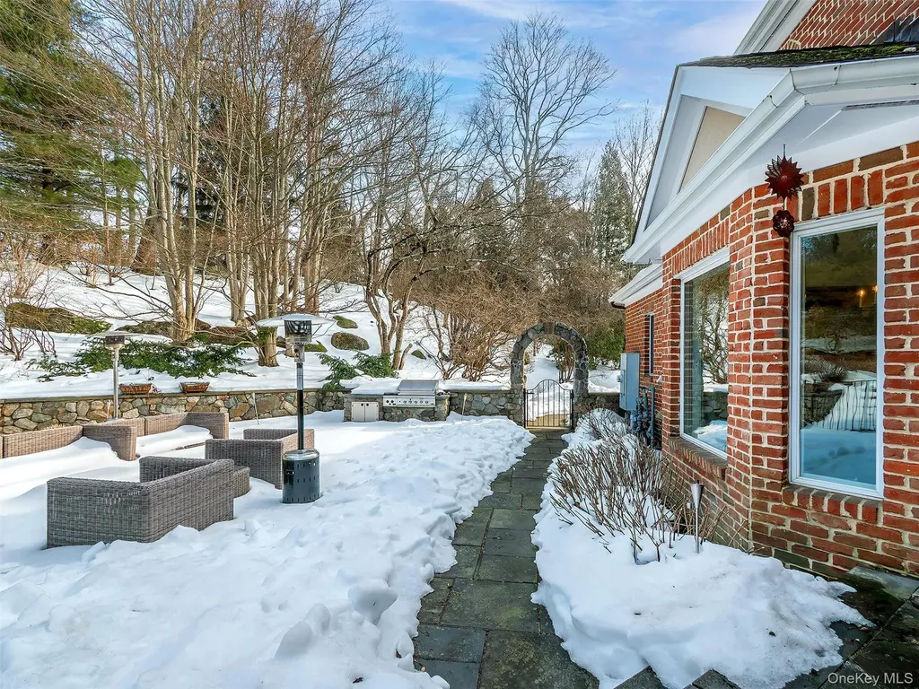 18 Harriman Drive Sands Point NY 11050