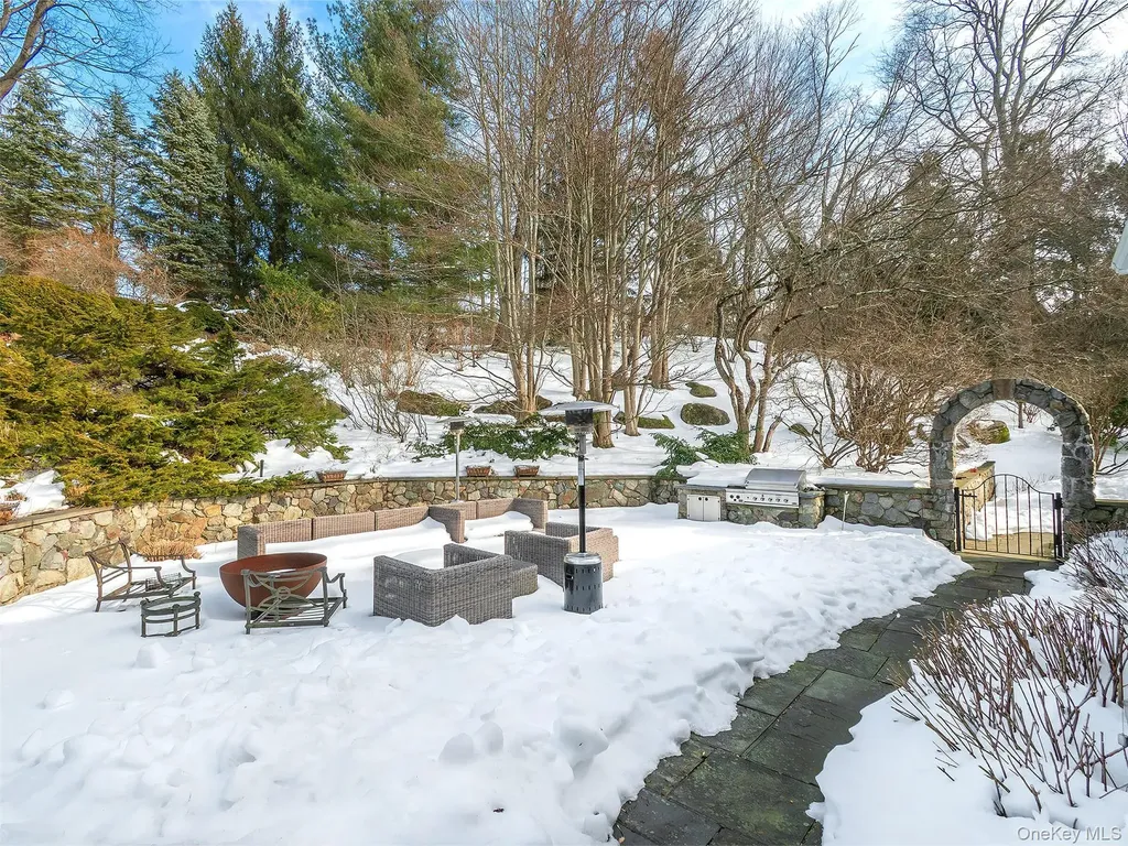 18 Harriman Drive Sands Point NY 11050