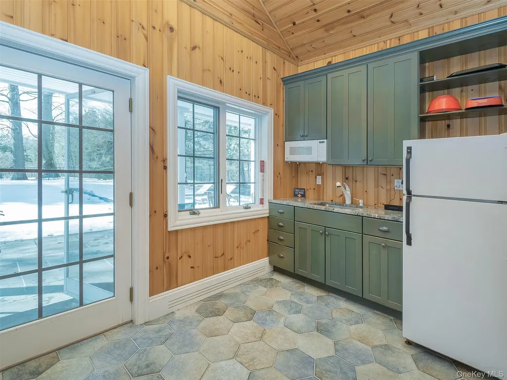 18 Harriman Drive Sands Point NY 11050