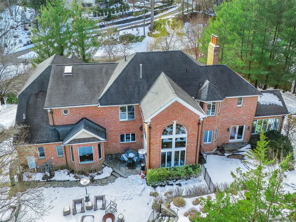 18 Harriman Drive Sands Point NY 11050