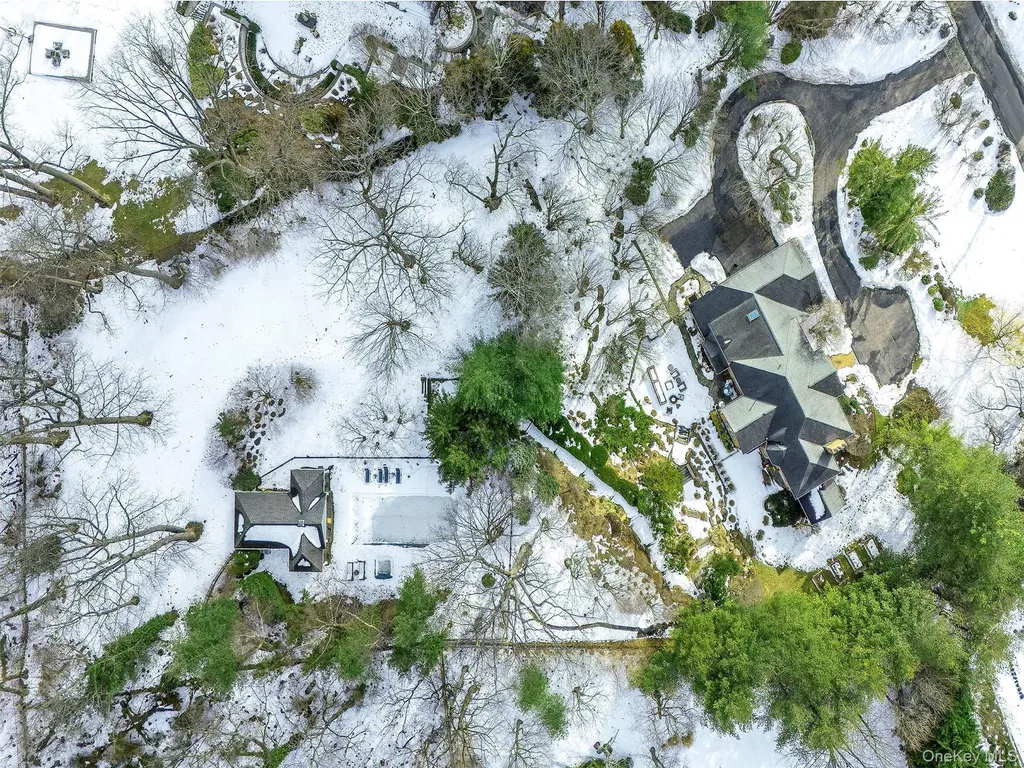 18 Harriman Drive Sands Point NY 11050