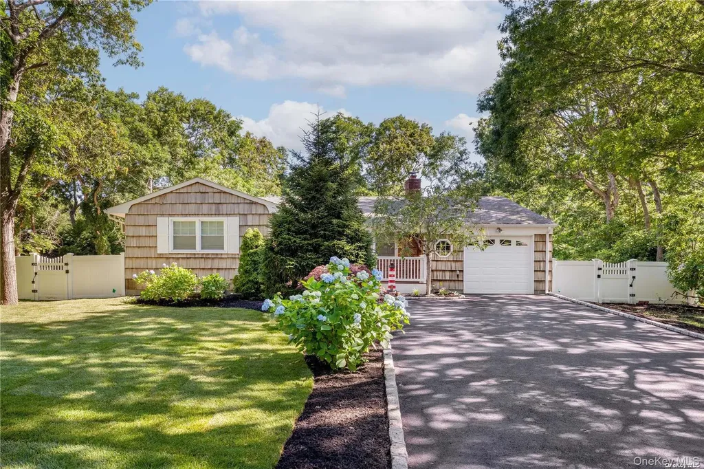 8 Wakeman Court Hampton Bays NY 11946