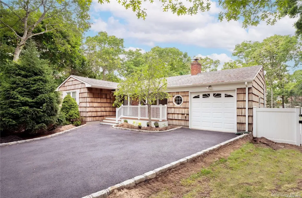 8 Wakeman Court Hampton Bays NY 11946