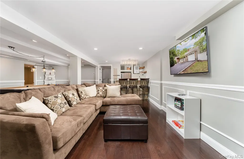 8 Wakeman Court Hampton Bays NY 11946