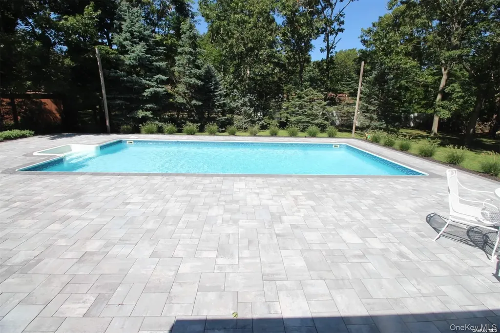 8 Wakeman Court Hampton Bays NY 11946