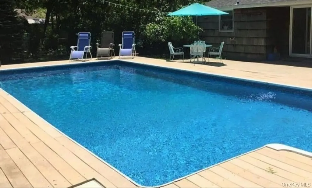 8 Wakeman Court Hampton Bays NY 11946