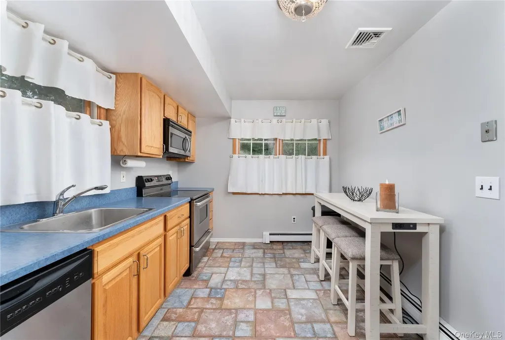 8 Wakeman Court Hampton Bays NY 11946