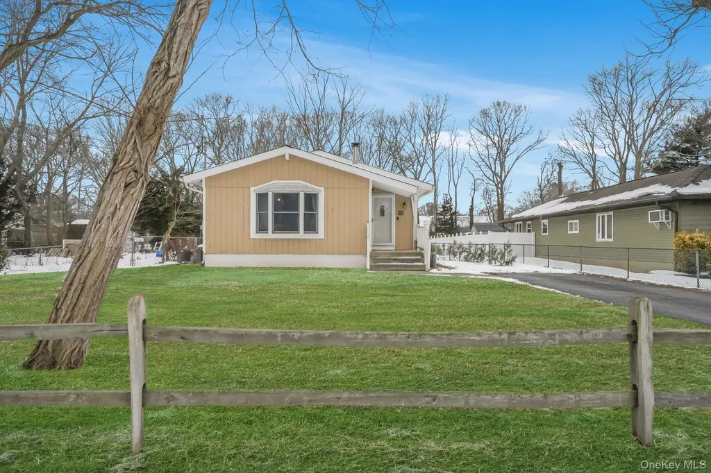 71 Oak Avenue Shirley NY 11967