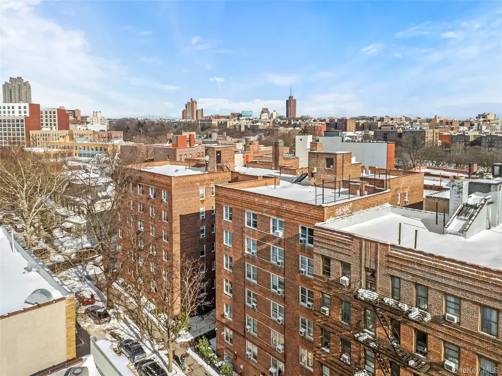 325 E 201st Street Bronx NY 10458