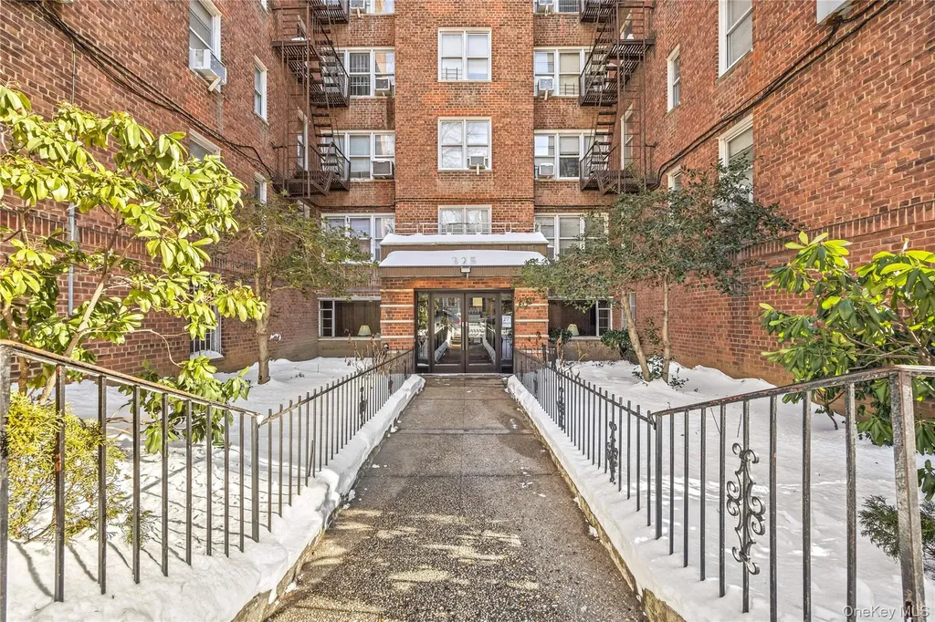 325 E 201st Street Bronx NY 10458