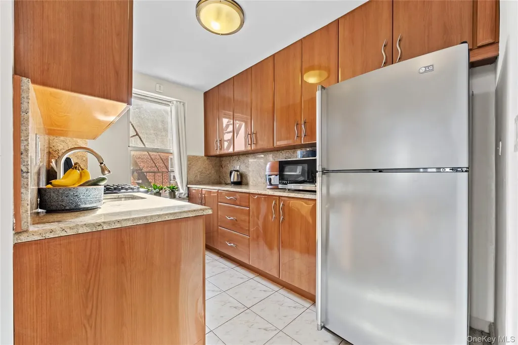 325 E 201st Street Bronx NY 10458