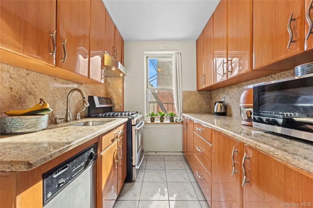 325 E 201st Street Bronx NY 10458