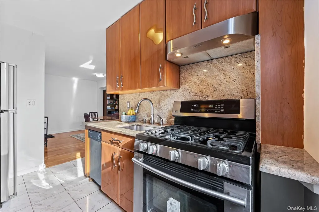 325 E 201st Street Bronx NY 10458