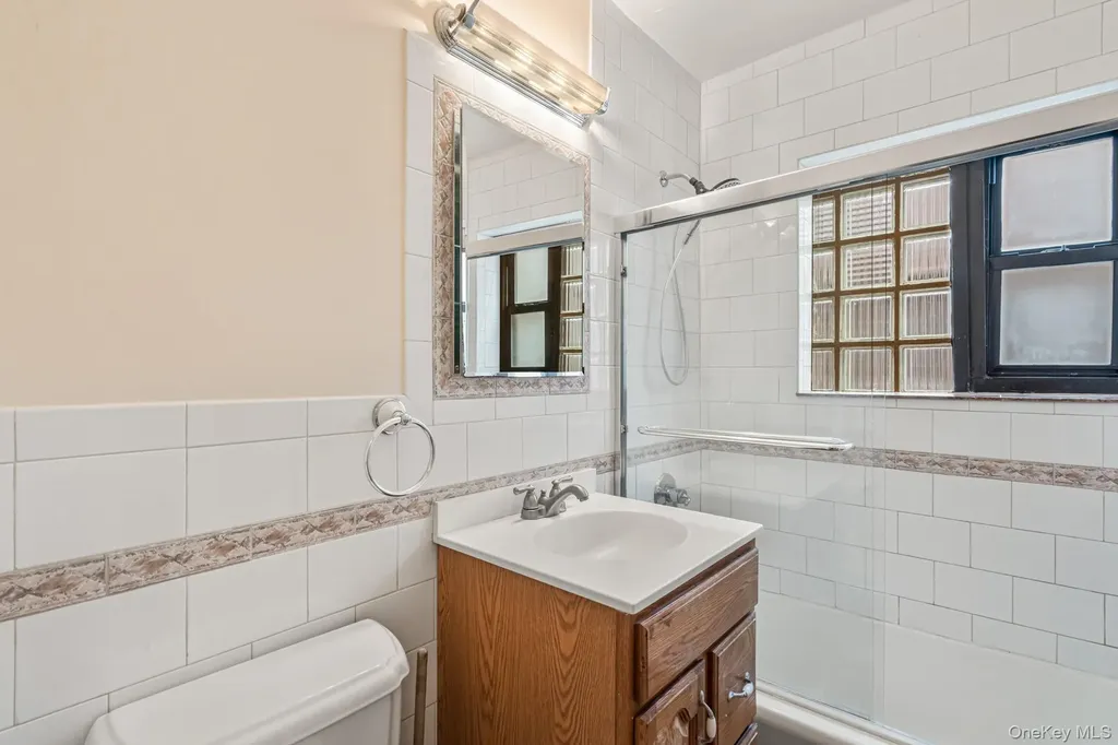 2 Townhouse Place Great Neck NY 11021