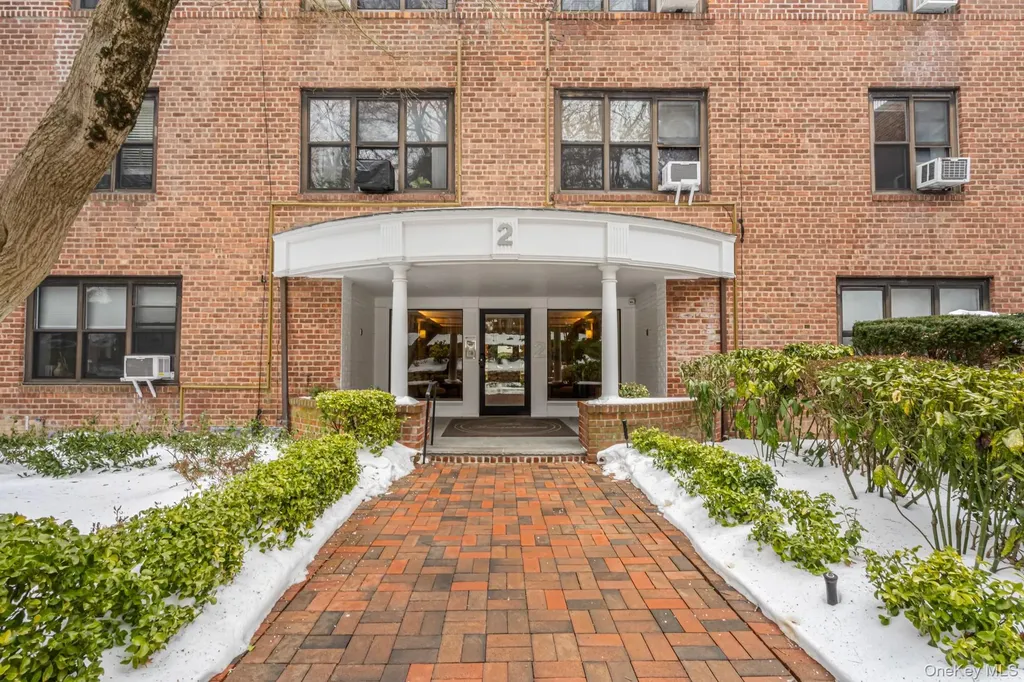 2 Townhouse Place Great Neck NY 11021