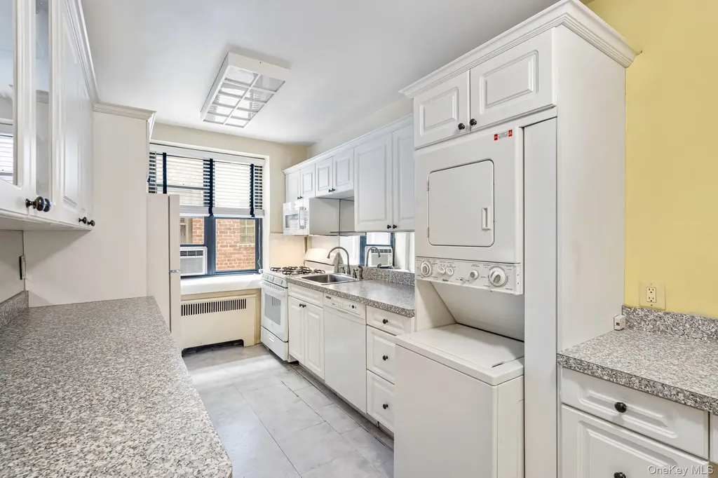 2 Townhouse Place Great Neck NY 11021