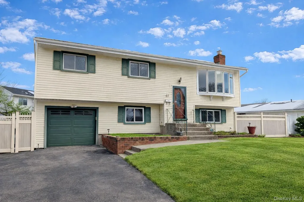 41 Richmond Street Islip NY 11751