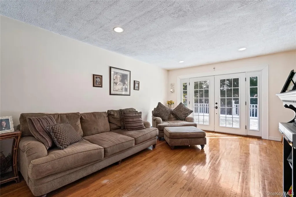 25 State Place Huntington NY 11743