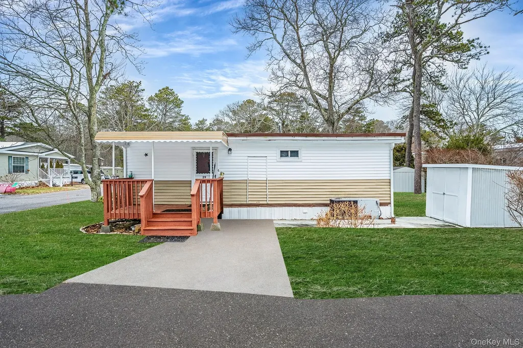 525 Riverleigh Avenue Riverhead NY 11901