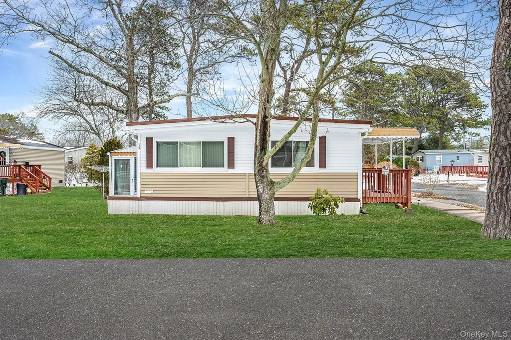 525 Riverleigh Avenue Riverhead NY 11901