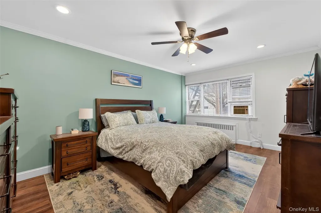 8 Wooleys Lane Great Neck NY 11023
