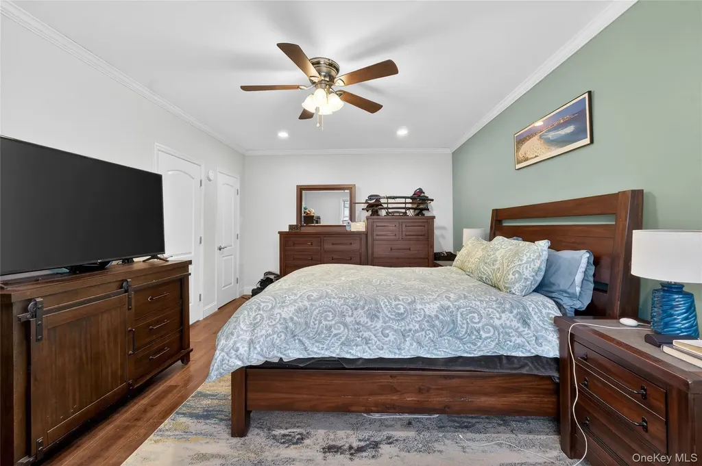 8 Wooleys Lane Great Neck NY 11023