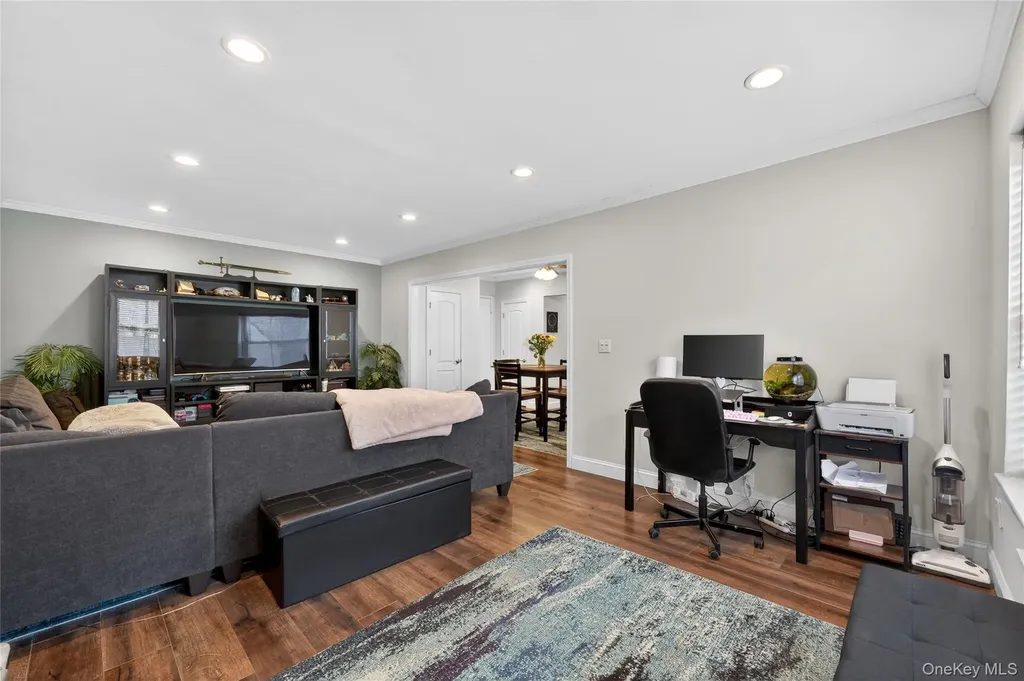 8 Wooleys Lane Great Neck NY 11023