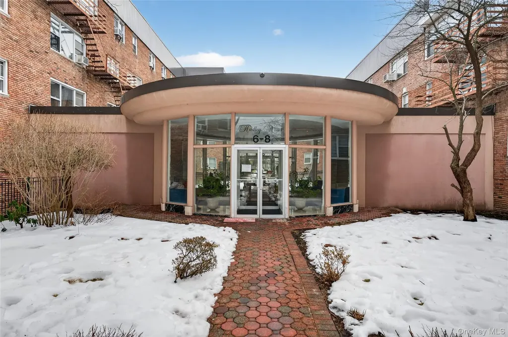 8 Wooleys Lane Great Neck NY 11023