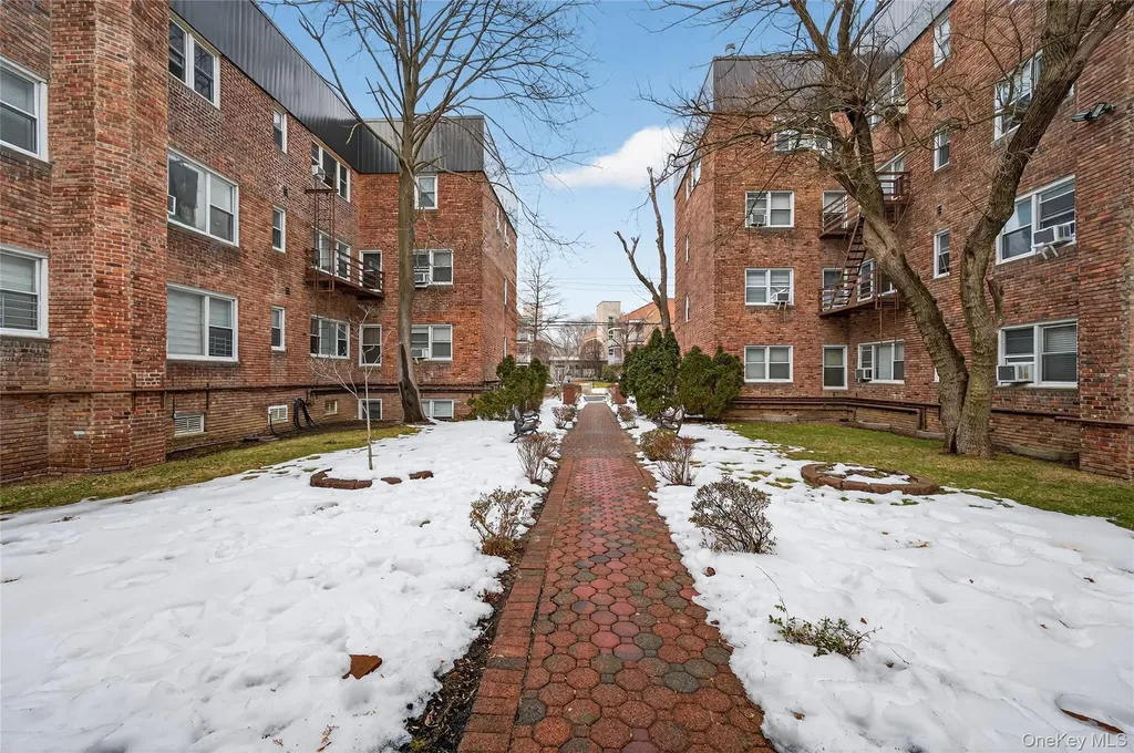 8 Wooleys Lane Great Neck NY 11023