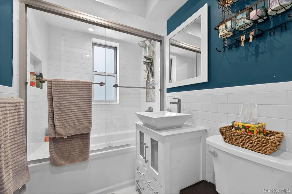 8 Wooleys Lane Great Neck NY 11023