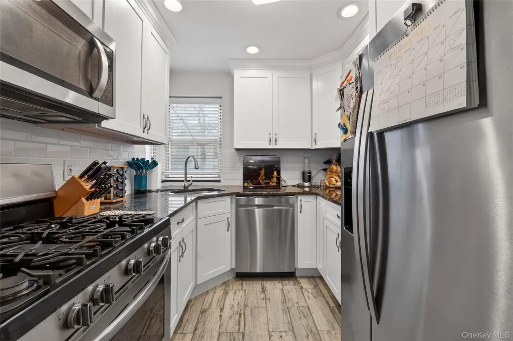 8 Wooleys Lane Great Neck NY 11023