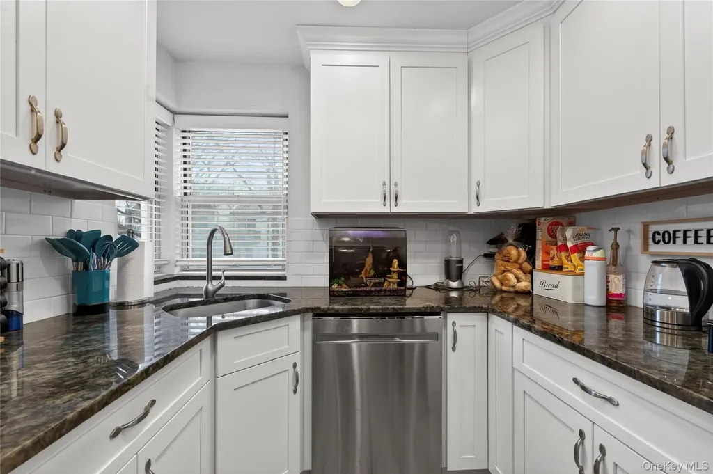 8 Wooleys Lane Great Neck NY 11023