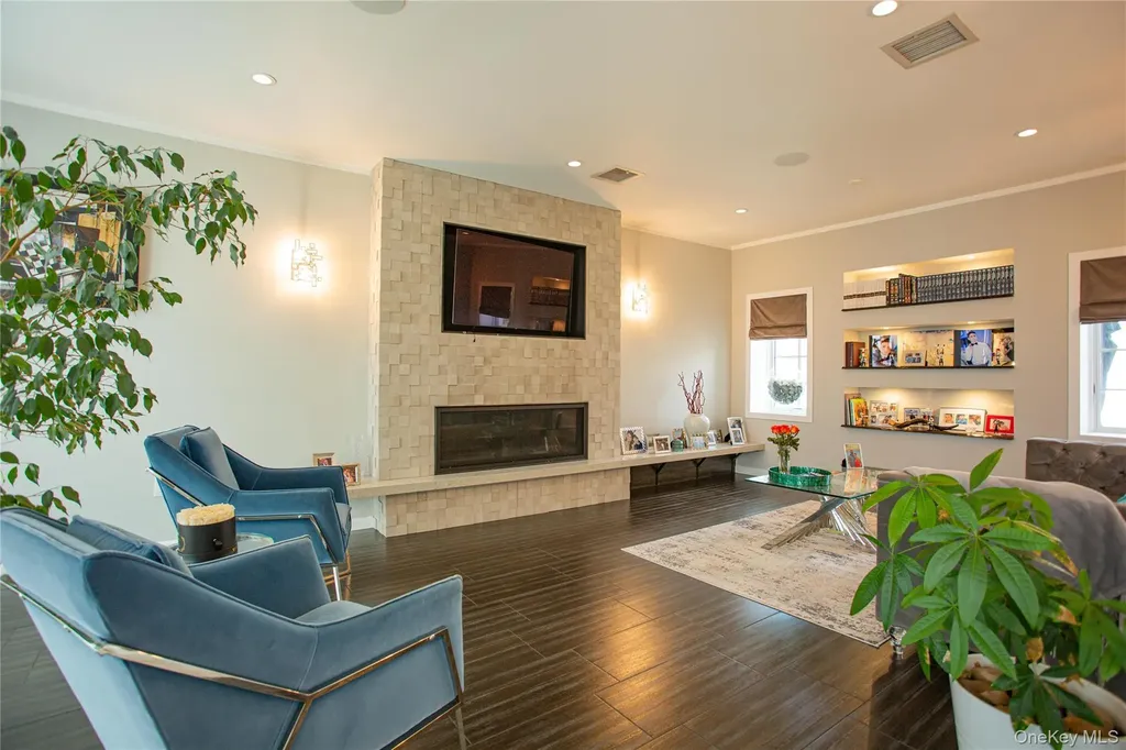 165 W Walnut Street Long Beach NY 11561