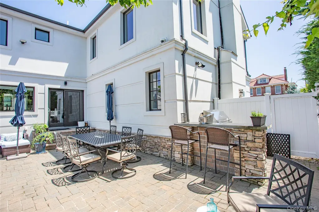 165 W Walnut Street Long Beach NY 11561