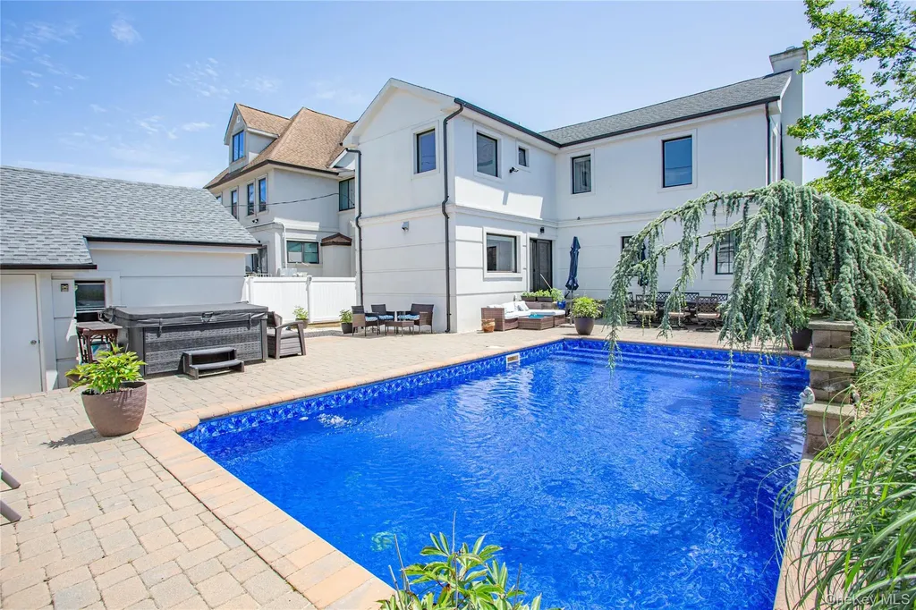 165 W Walnut Street Long Beach NY 11561