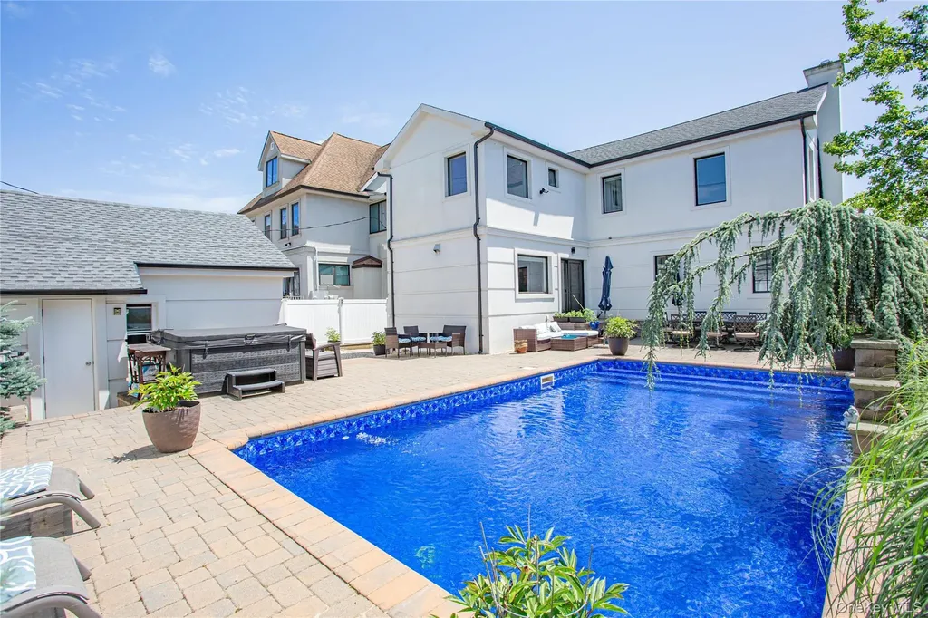 165 W Walnut Street Long Beach NY 11561